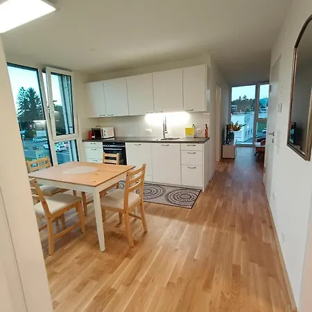 Neu Erstellte Mit Balkon In