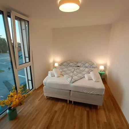 Neu Erstellte Mit Balkon In Apartment *